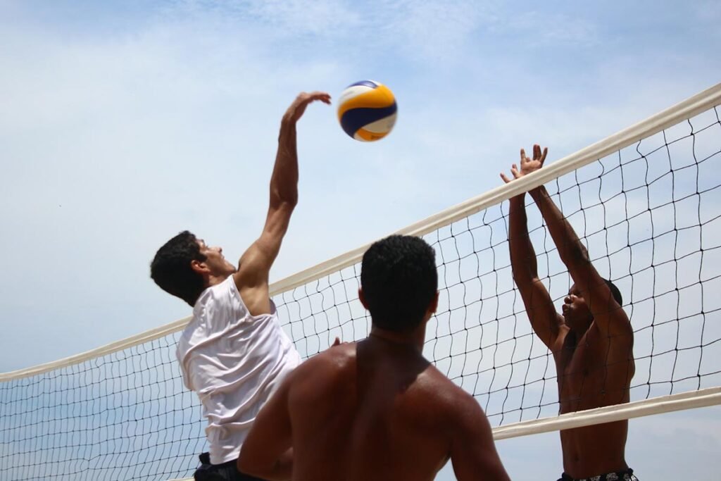 Des hommes jouent au beach volley